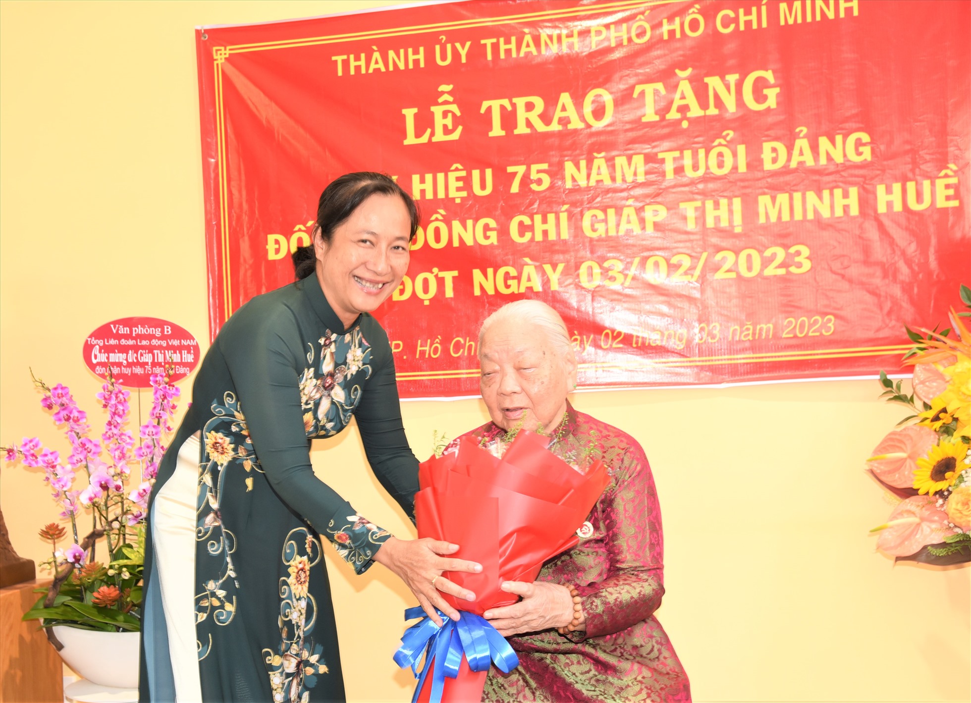 Đại diện Ban Tổ chức Thành ủy TP Thủ Đức tặng hoa chúc mừng Cụ Giáp Thị Minh Huề. Ảnh: Nam Dương