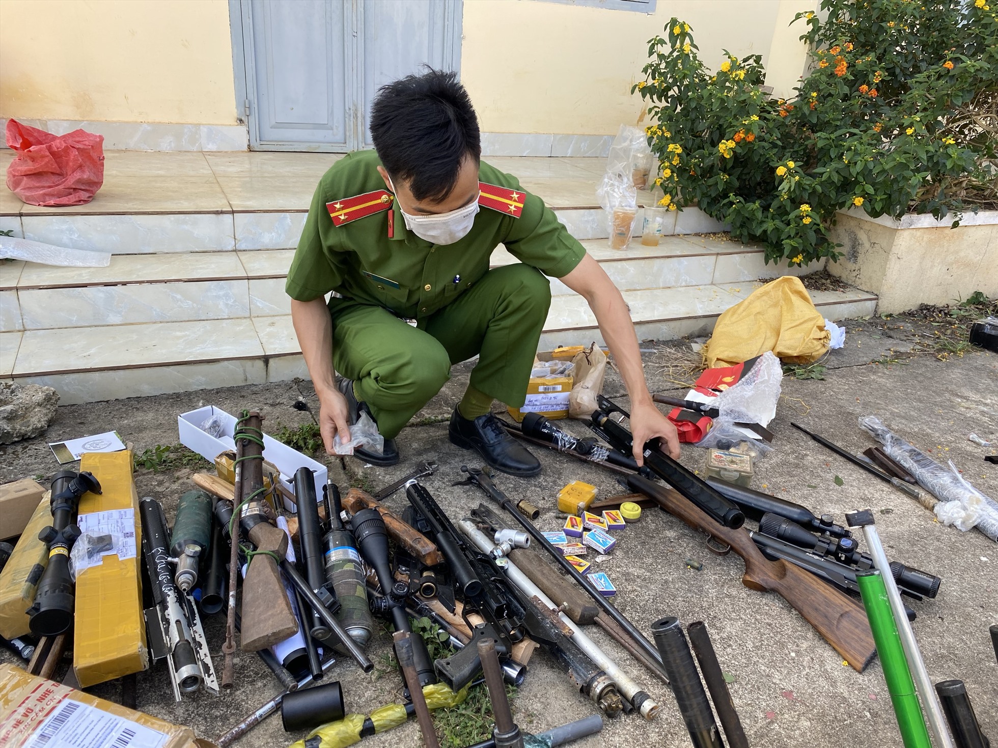 Công an huyện Bảo Lâm tiến hành tiêu hủy các loại súng hơi, súng tự chế... mà đơn vị đã vận động, thu hồi. Ảnh: Khánh Phúc