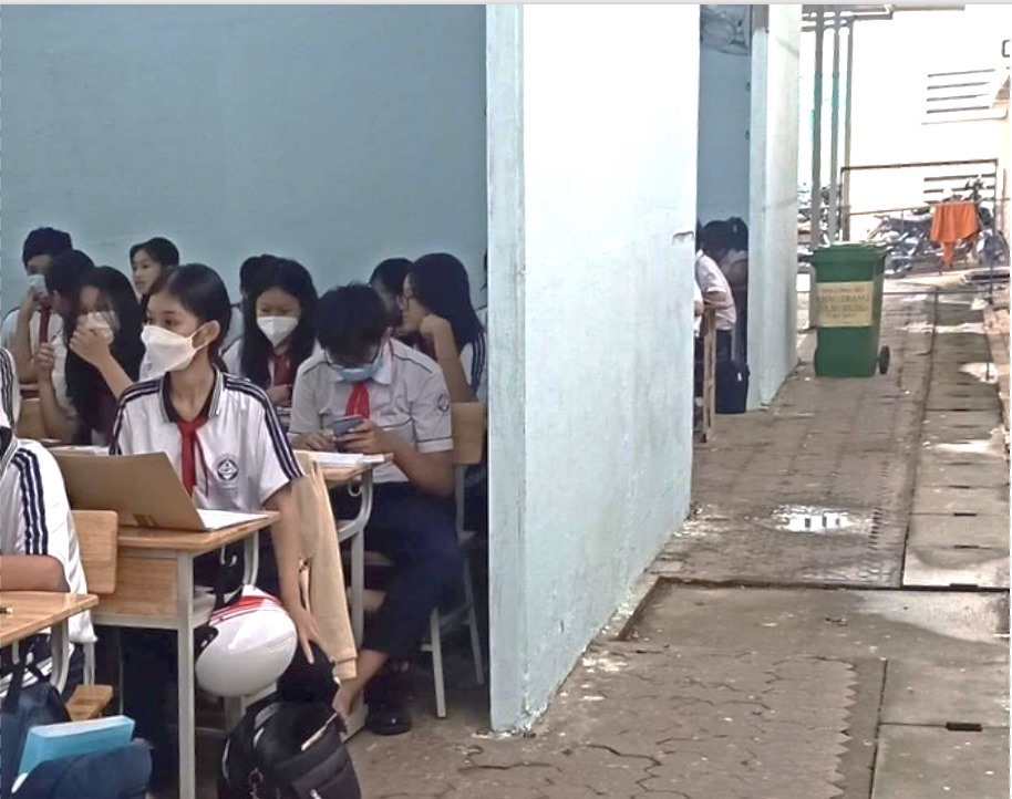 Thiếu phòng học, học sinh hai lớp 8 của Trường THCS Nguyễn Thị Thập (Quận 7) từng phải học trong phòng học tạm bợ. Ảnh: HSCC