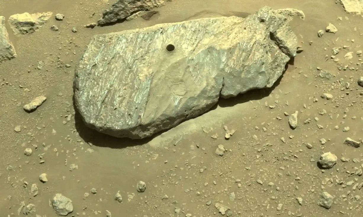 Tàu Perseverance khoan mẫu đá trên sao Hoả. Ảnh: NASA