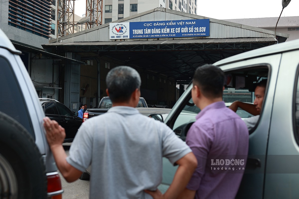 Dự kiến ngay trong tháng 3, năng lực kiểm định của các trung tâm đăng kiểm còn lại hoạt động chỉ đạt 42% nhu cầu người dân tại Hà Nội và 53% tại TPHCM. Trong tháng 4, có thể “ùn tắc” nghiêm trọng hơn do năng suất kiểm tra chỉ đạt 31% nhu cầu đăng kiểm của người dân ở 2 thành phố lớn nhất cả nước.