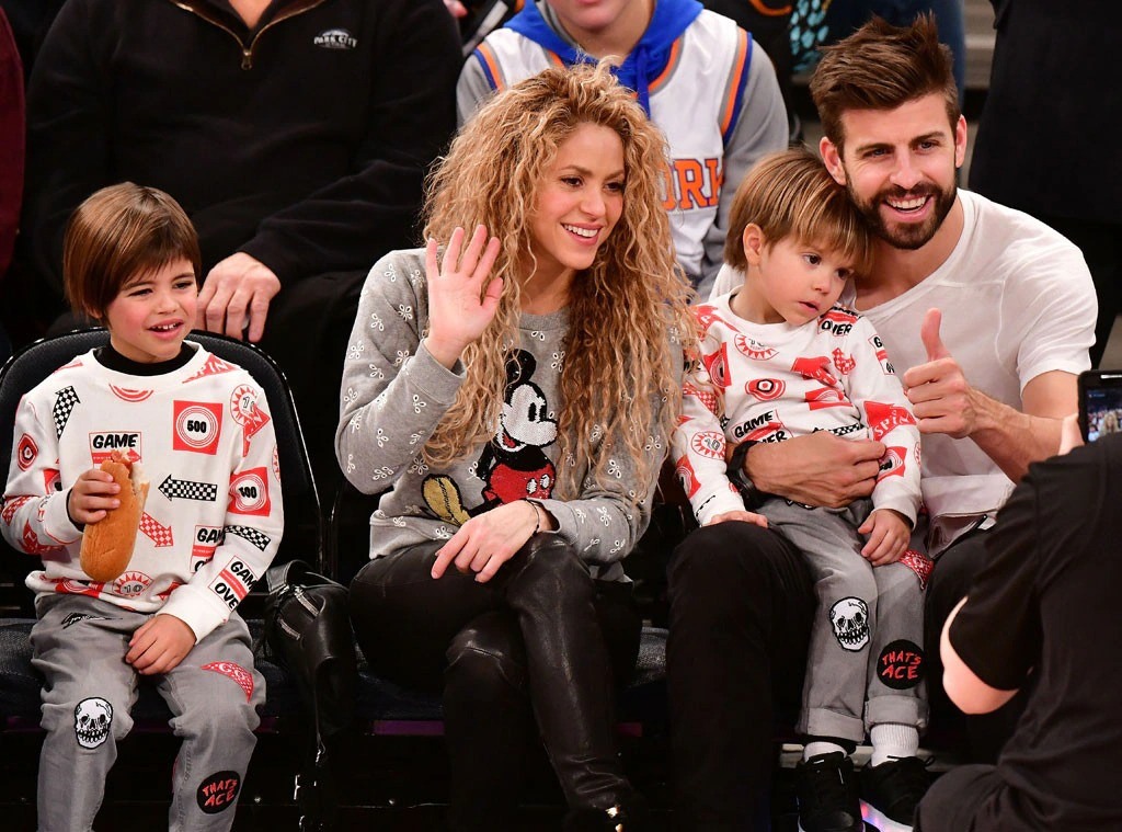 Shakira và Pique bên hai con trai. Ảnh: StarMag.