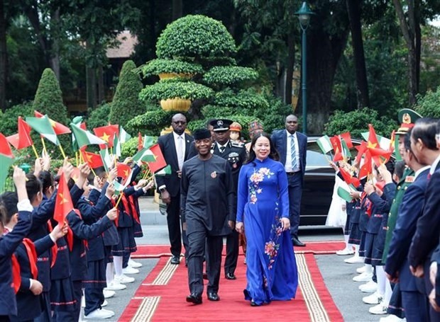 Phó Chủ tịch nước Võ Thị Ánh Xuân đón Phó Tổng thống Nigeria Yemi Osinbajo thăm chính thức Việt Nam ngày 5.12.2022. Ảnh: TTXVN