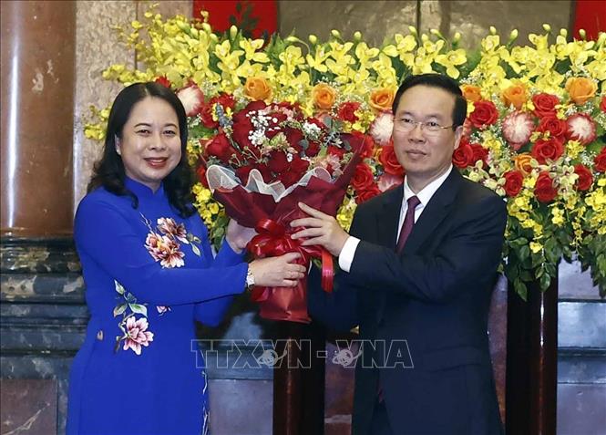 Phó Chủ tịch nước Võ Thị Ánh Xuân tặng hoa Chủ tịch nước Võ Văn Thưởng. Ảnh: Thống Nhất/TTXVN