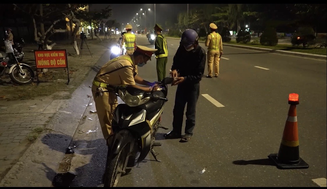 Công an quận Thanh Khê thực hiện kiểm tra nồng độ cồn trên đường Nguyễn Tất Thành vào khuya ngày 2.3. Ảnh: Trực
