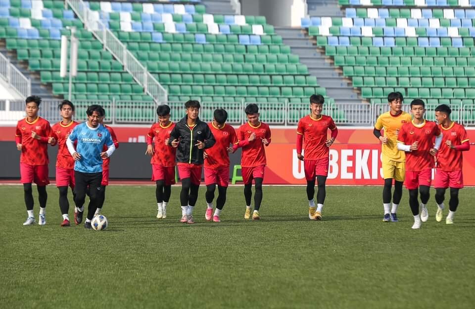 U20 Việt Nam có buổi tập nhẹ trên sân thi đấu chính thức vào ngày 2.3. Ảnh: VFF