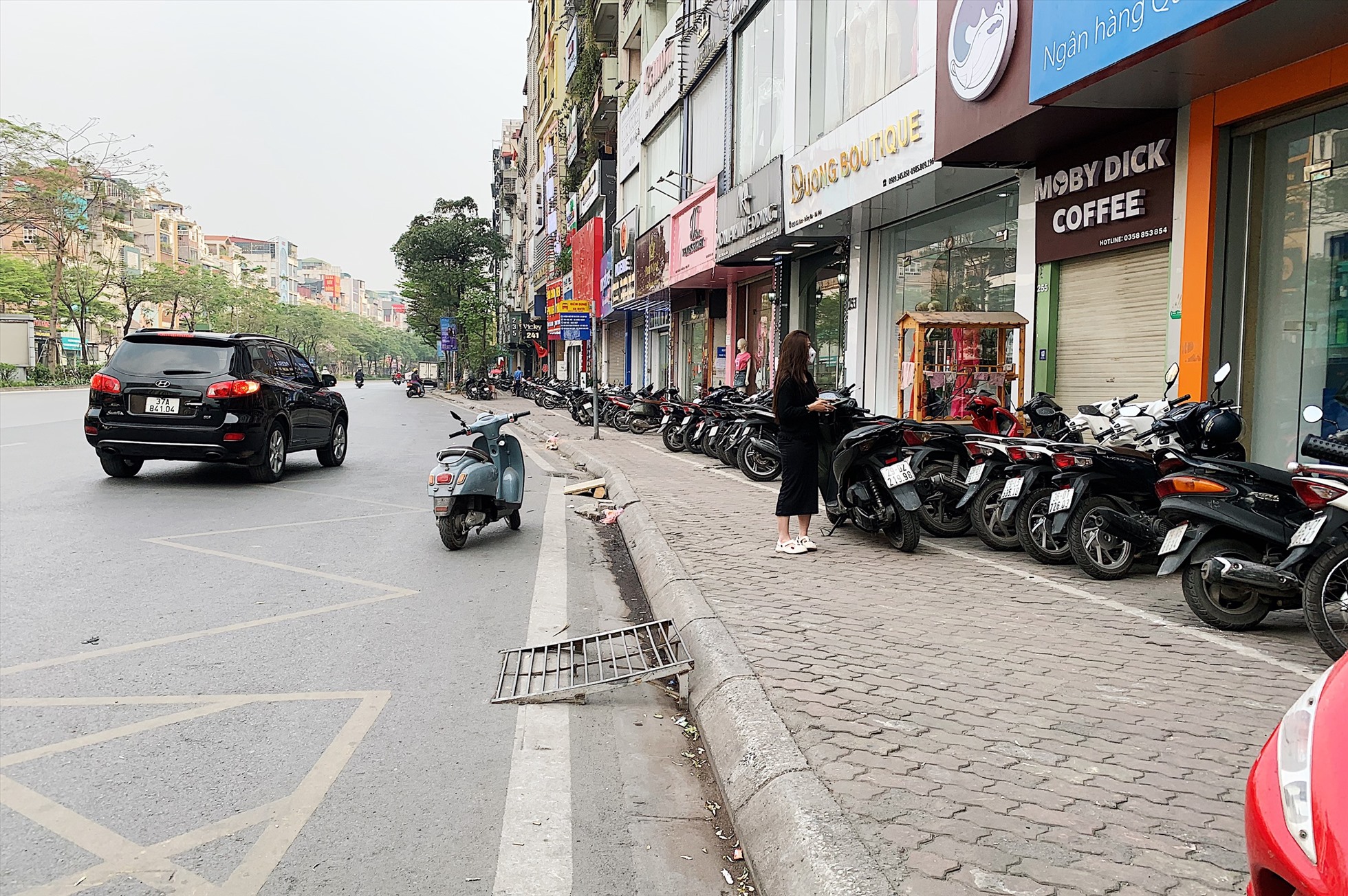 Hàng loạt những chiếc cầu sắt bắc từ đường lên vỉa hè phố Hai Bà Trưng, kiểu bậc tam cấp ở Hà Nội này gây nguy cơ rủi ro lớn cho người tham gia giao thông nhất là vào giờ cao điểm.