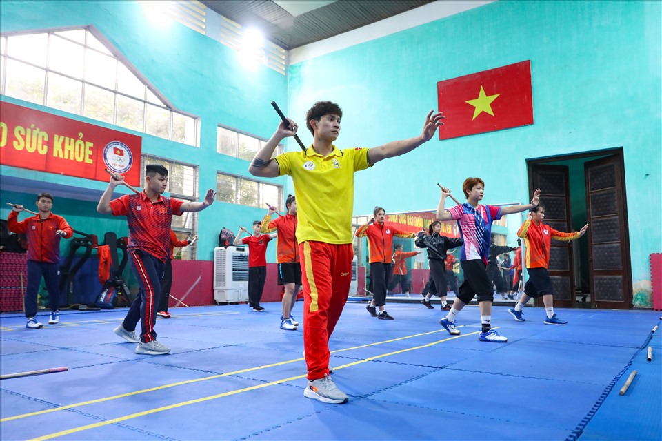 Tuyển võ gậy Việt Nam (đối kháng và biểu diễn) nỗ lực tập luyện hướng đến SEA Games 32. Ảnh: Kim Chi