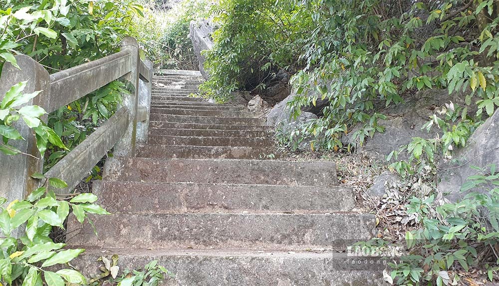 Núi Bài Thơ cao khoảng 200. Đường lên xuống có đoạn đã có những bậc thang xây từ trước, nhiều đoạn phải bám đá leo qua. Ảnh: Nguyễn Hùng