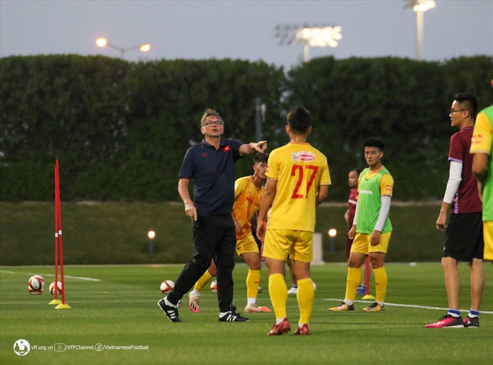Huấn luyện viên Troussier đặt ra yêu cầu chuyên môn rất cao trong buổi tập đầu tiên của U23 Việt Nam tại Doha. Ảnh: VFF