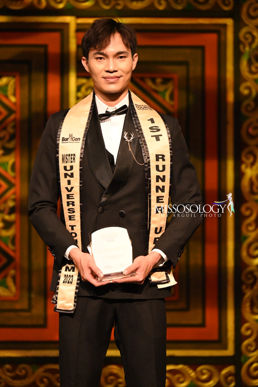 Không chỉ giành được giải Á vương 1 Mister Universe Tourism 2023, Huỳnh Võ Hoàng Sơn còn giành cú đúp giải thưởng National Costume – Trang phục dân tộc đẹp nhất từ NTK Tuấn Hải.