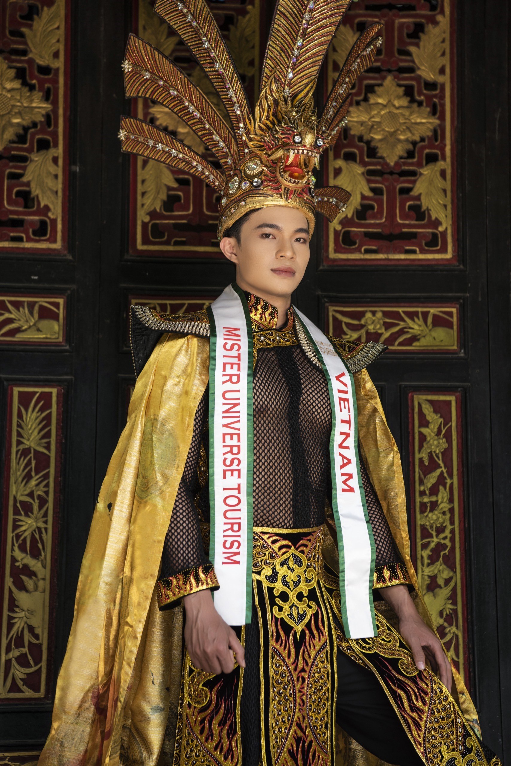 Từ Indonesia, Huỳnh Võ Hoàng Sơn xúc động chia sẻ: ‘Tôi không tin đây là sự thực. Đây là điều mà tôi không dám mơ mộng đến khi lần đầu đi thi quốc tế. Á vương 1 Huỳnh Võ Hoàng Sơn cũng bật mí, sau cuộc thi, anh sẽ trở về với công việc bác sĩ, danh hiệu Á vương Du lịch Hoàn vũ 2023 giúp tôi có trách nhiệm nhiều hơn nữa với những hoạt động cộng đồng, xã hội và trách nhiệm quảng bá du lịch trong thời gian tới’.