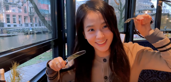 Bộ đôi Jisoo và Jennie của Blackpink đã có chuyến khám phá Amsterdam. Tại đây, họ thưởng thức bánh kếp và thưởng thức cà phê.