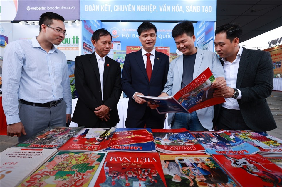 Phó Chủ tịch Tổng LĐLĐVN Ngọ Duy Hiểu (giữa) đã tới thăm quan gian trưng bày của Báo Lao Động. Ảnh: Hải Nguyễn