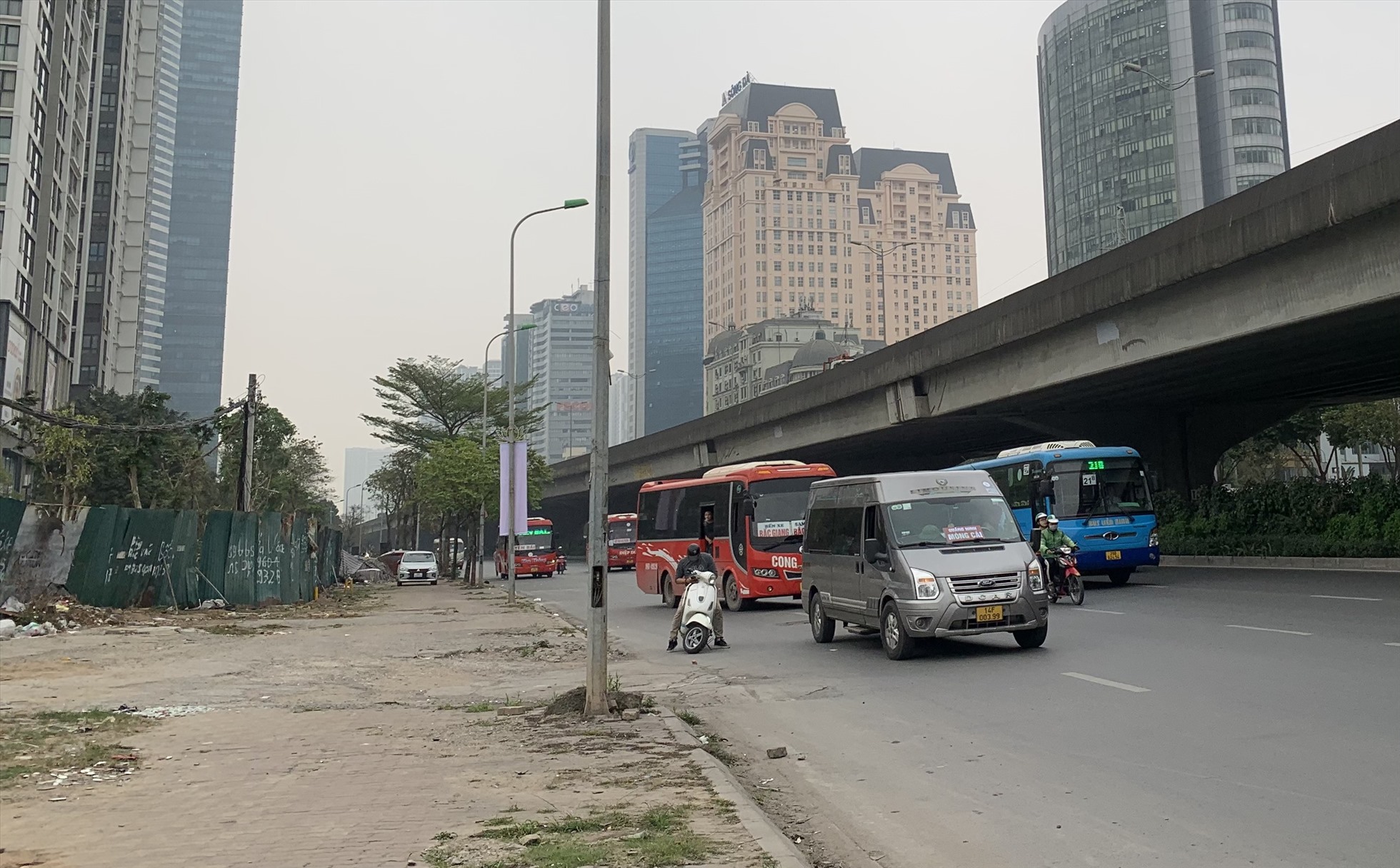 Nhiều xe khách nối đuôi nhau, dừng đón khách dọc đường Phạm Hùng. Ảnh Thu Hiền