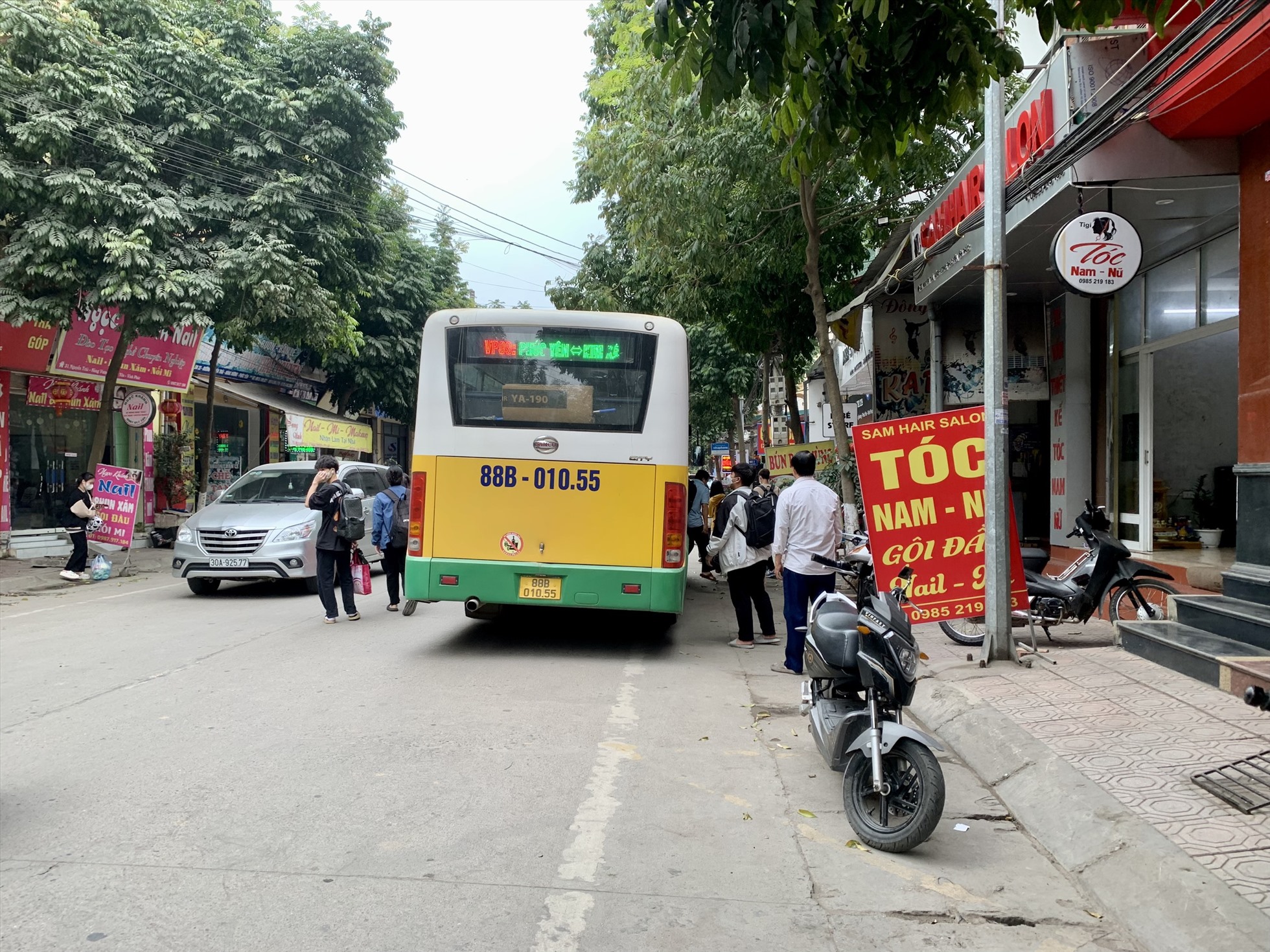 Theo phản ảnh của người dân các huyện Tam Dương, Tam Đảo, TP Vĩnh Yên..., đã nhiều tháng nay họ vất vả trong việc chờ xe buýt đi làm do một loạt tuyến xe đã dừng hoạt động.