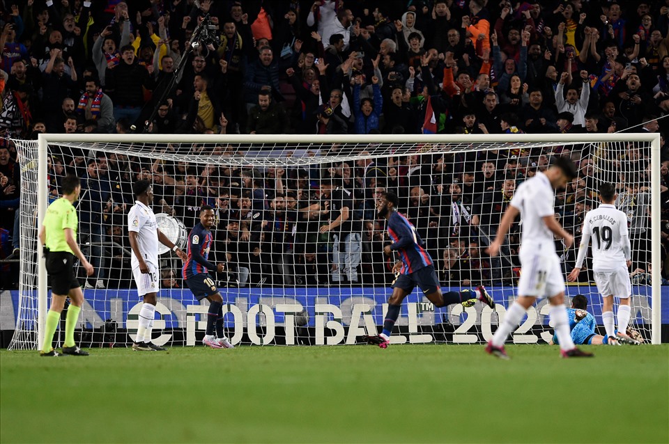 Hai thái cực hoàn toàn trái ngược của Real Madrid và Barcelona tại El Clasico. Ảnh: AFP