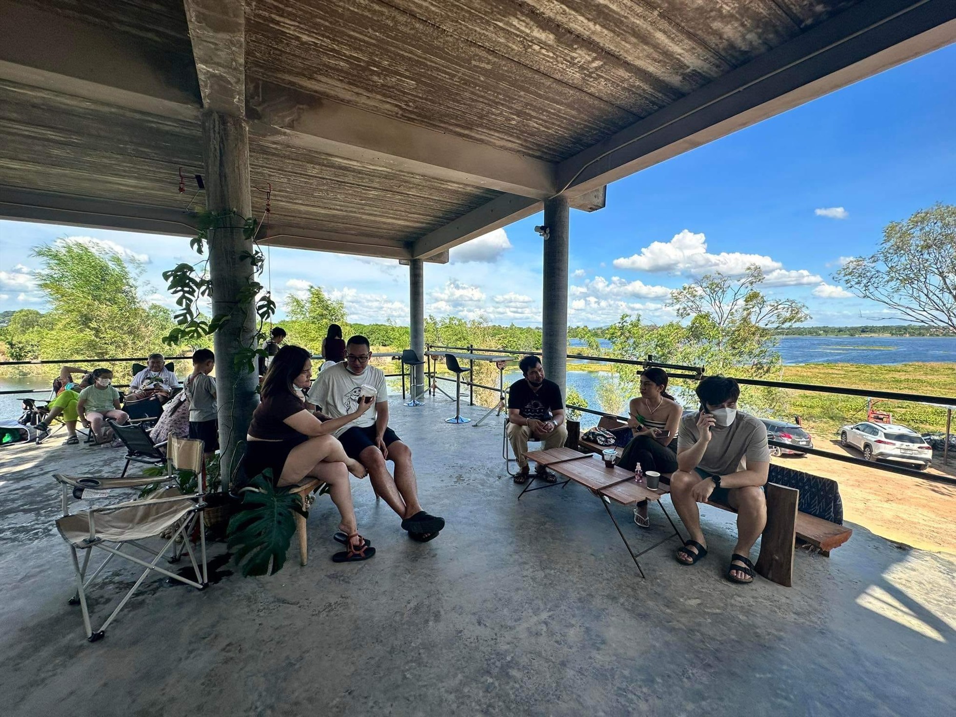 Khách địa phương tìm đến quán rất đông. Ảnh: Car Camp Cafe