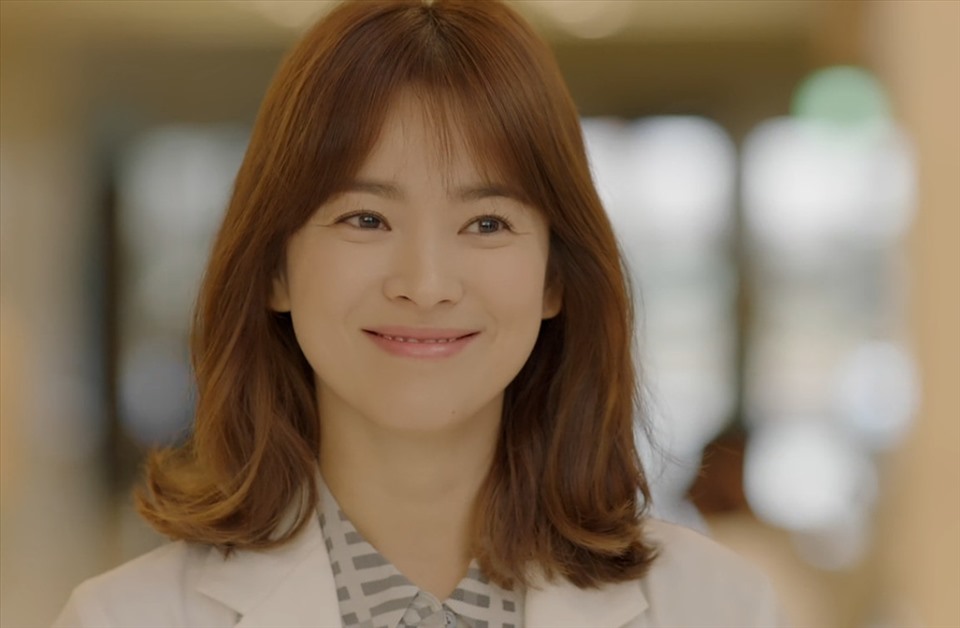 Vai diễn bác sĩ trong “Hậu duệ mặt trời” giúp Song Hye Kyo bứt phát, lấy lại hình tượng ngọc nữ thanh lịch, thuần khiến trên màn ảnh. Ảnh: Nhà sản xuất cung cấp