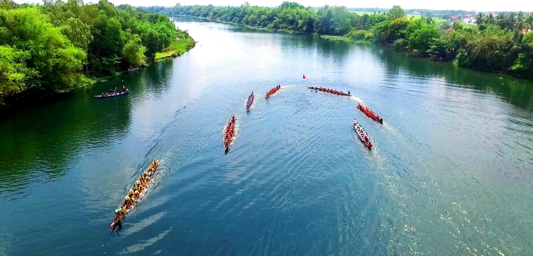 Giải đua thuyền nam, nữ truyền thống là hoạt động thu hút người dân và du khách tại mỗi kỳ lễ hội “Tam Kỳ - Mùa hoa sưa“. Ảnh Hoàng Bin