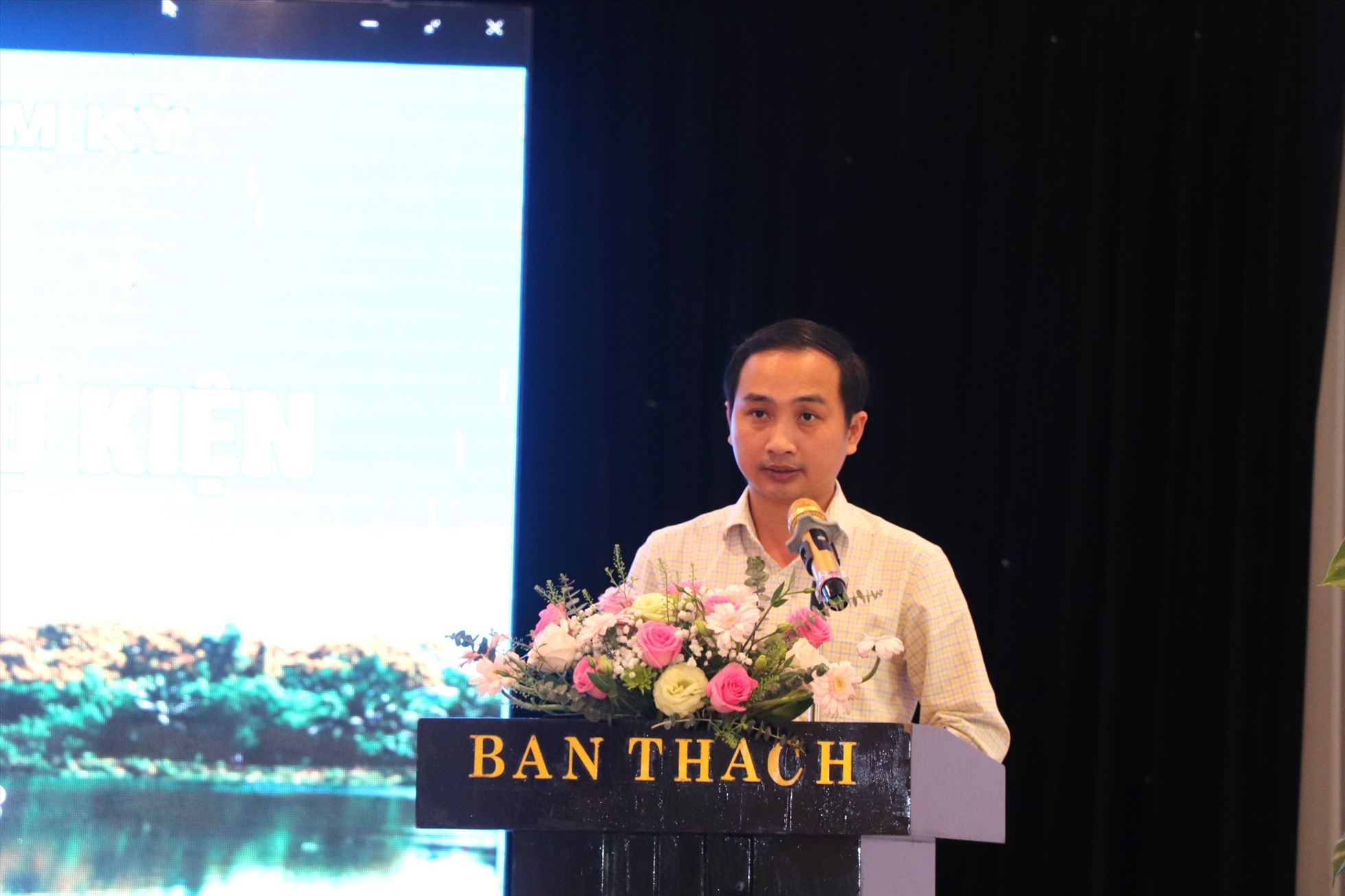 Ông Nguyễn Hồng Lai - Phó chủ tịch UBND TP Tam Kỳ phát biểu tại buổi họp báo. Ảnh Hoàng Bin.