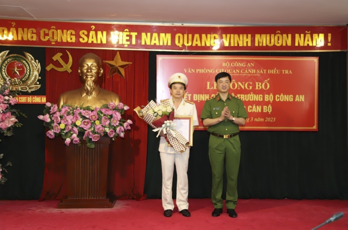 Thứ trưởng Nguyễn Duy Ngọc trao quyết định và chúc mừng Đại tá Trần Văn Toản với nhiệm vụ mới. Ảnh: Công an