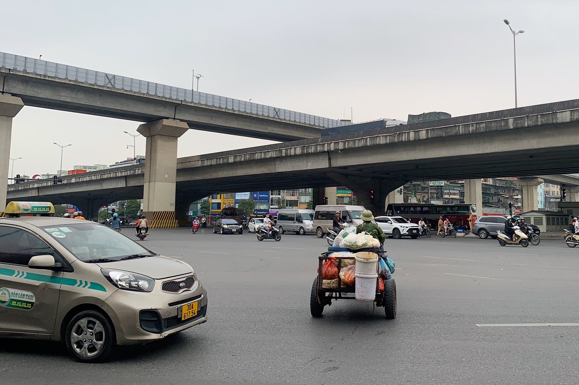 Xe tự chế đi được chiều, vượt đèn đỏ tại nút giao Nguyễn Trãi - Khuất Duy Tiến - Nguyễn Xiển. Ảnh: Thu hiền