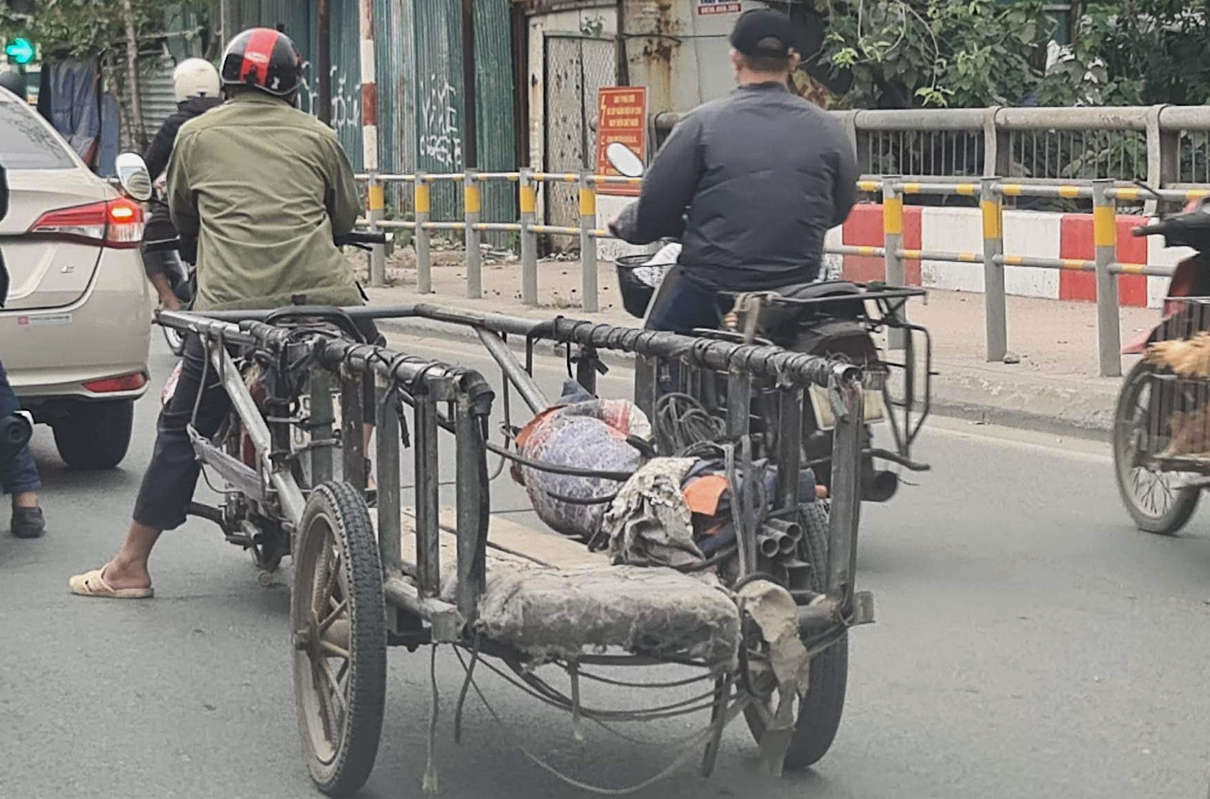 Hình ảnh không cũ nát của xe ba gác tự chế trên đường phố Hà Nội. Ảnh: Thu Hiền