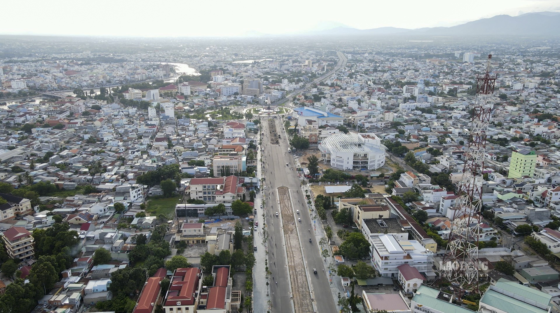 Tuyến đường trung tâm đại lộ Lê Duẩn - Nguyễn Tất Thành cũng được quy hoạch kết nối tạo thành trục phát triển trung tâm thương mại - dịch vụ - du lịch, kinh tế đêm. Ảnh: Duy Tuấn