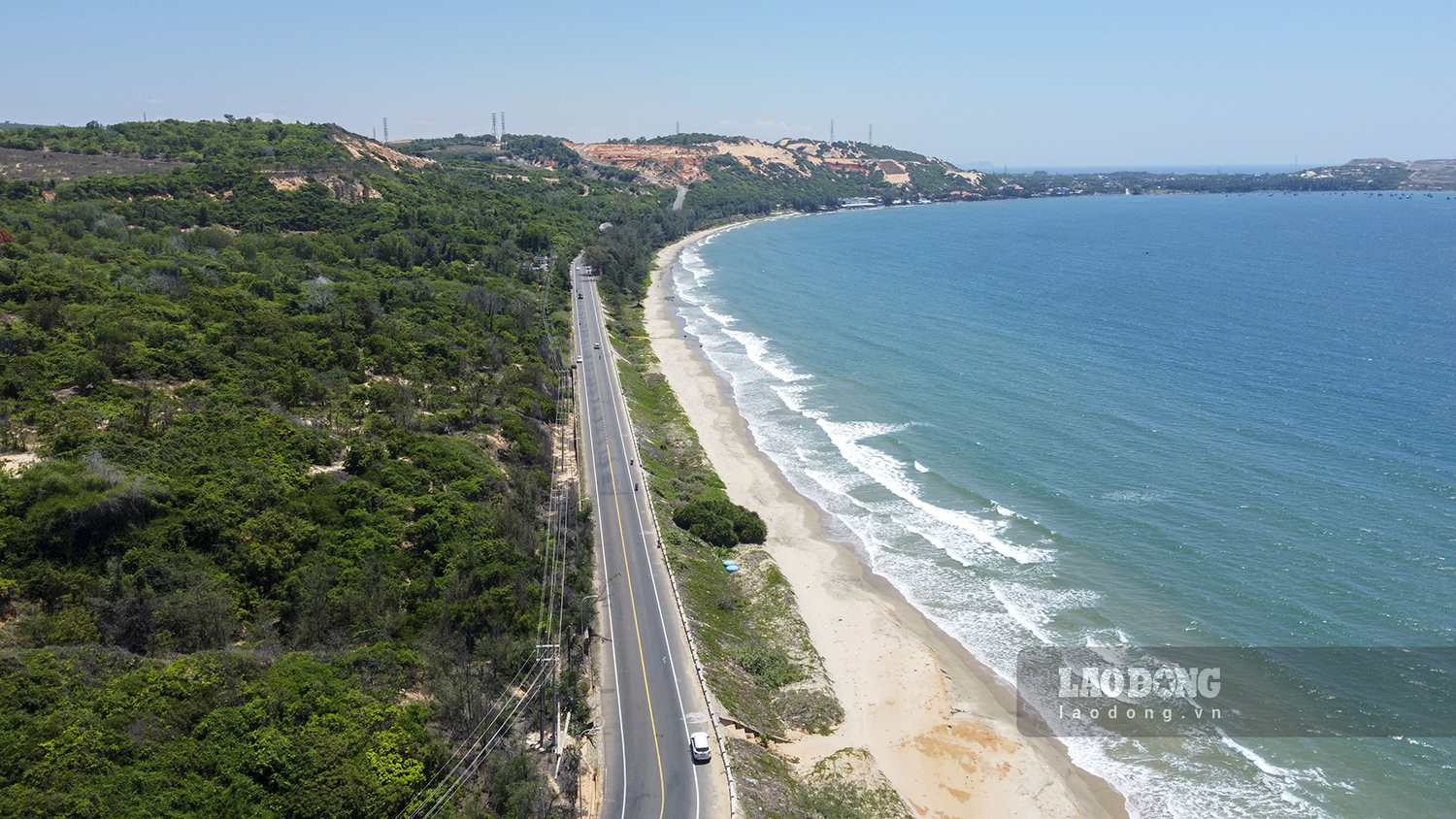 Những đoạn đường ven biển ở Phan Thiết, Bình Thuận luôn thu hút du khách. Ảnh: Duy Tuấn