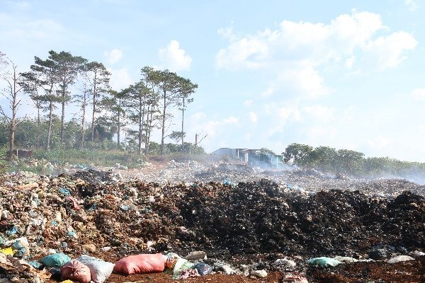 Bãi rác thải sinh hoạt khổng lồ ở trên đỉnh đồi bon Đắk B'lao, ở thị trấn Kiến Đức, huyện Đắk R'lấp (Đắk Nông) bị quá tải nghiêm trọng. Ảnh: Phan Tuấn