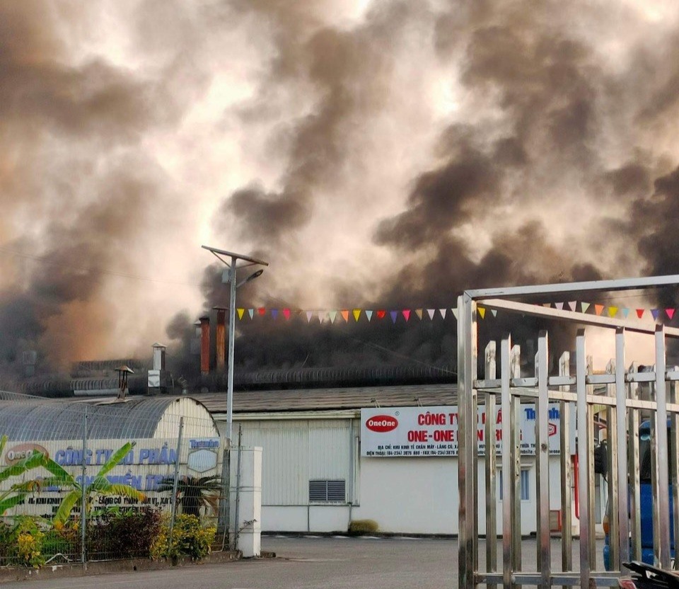 Như Lao Động đã thông tin, khoảng 7h sáng cùng ngày, ngọn lửa bùng lên dữ dội bên trong Công ty cổ phần One One miền Trung (địa chỉ xã Lộc Tiến, huyện Phú Lộc, Thừa Thiên Huế).