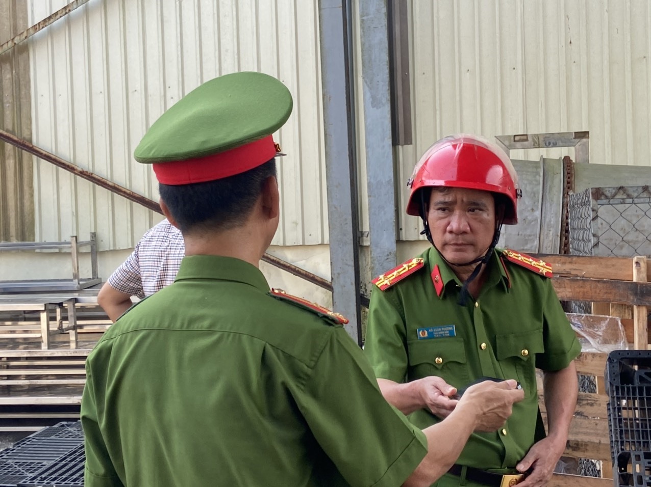 Đại tá Hồ Xuân Phương - Phó Giám đốc Công an tỉnh Thừa Thiên Huế trực tiếp có mặt tại hiện trường chỉ đạo các lực lượng khống chế vụ cháy.