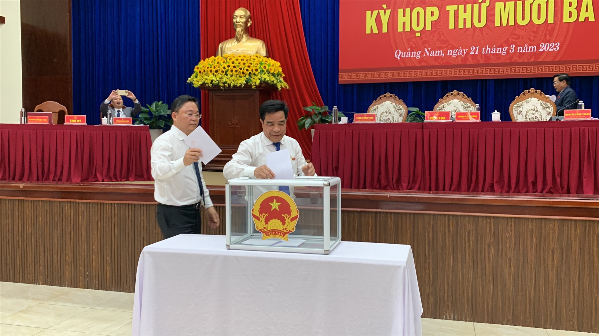 Đại biểu HĐND tỉnh Quảng Nam bỏ phiếu kín cho thôi đại biểu với ông Nguyễn Viết Dũng. Ảnh Hoàng Bin