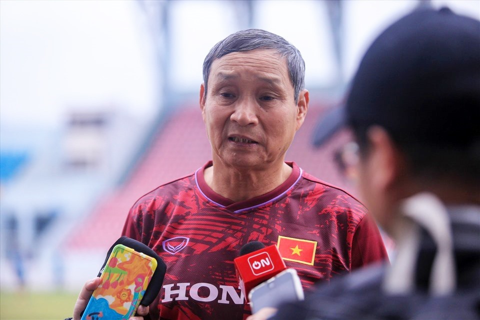 Huấn luyện viên Mai Đức Chung đánh giá cao thể lực của các cầu thủ trong đợt tập huấn tháng 3. Ảnh: Xuân Trang