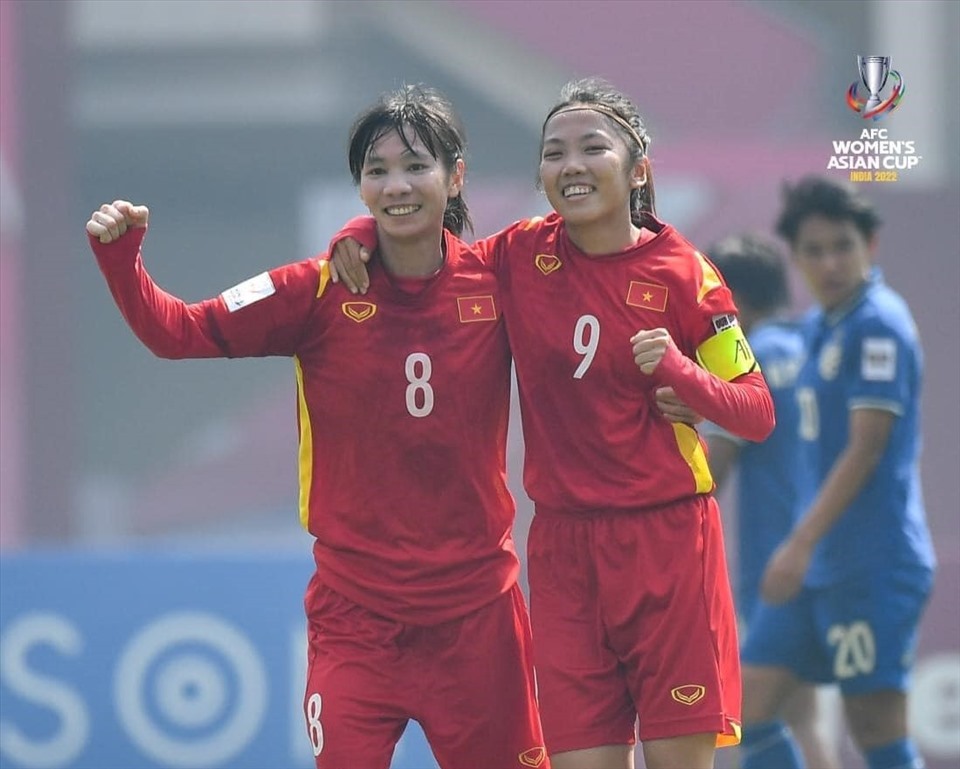Tiền vệ Thuỳ Trang (trái) thay thế Huỳnh Như giữ vị trí đội trưởng tuyển nữ Việt Nam. Ảnh: AFC
