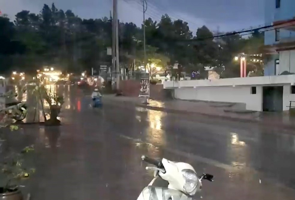Đường phố ở Gia Nghĩa xuất hiện những cơ mưa lớn vào buổi tối 20.3. Ảnh: Bảo Lâm