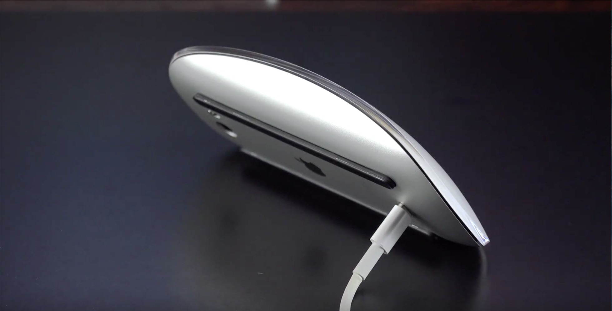 Cách sạc đặc biệt của Apple Magic Mouse 2. Ảnh: 9to5mac