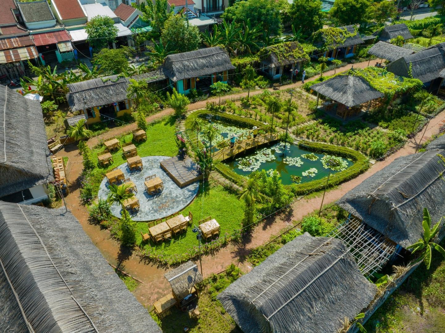 Toàn cảnh khuôn viên rộng rãi của Caman Village. Ảnh: Caman Village