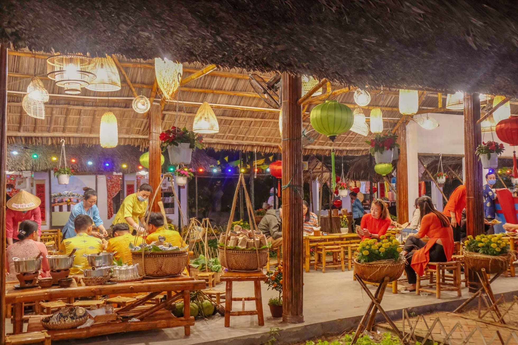 Khi màn đêm buông xuống, Caman Village lên đèn lung linh huyền ảo. Ảnh: Caman Village
