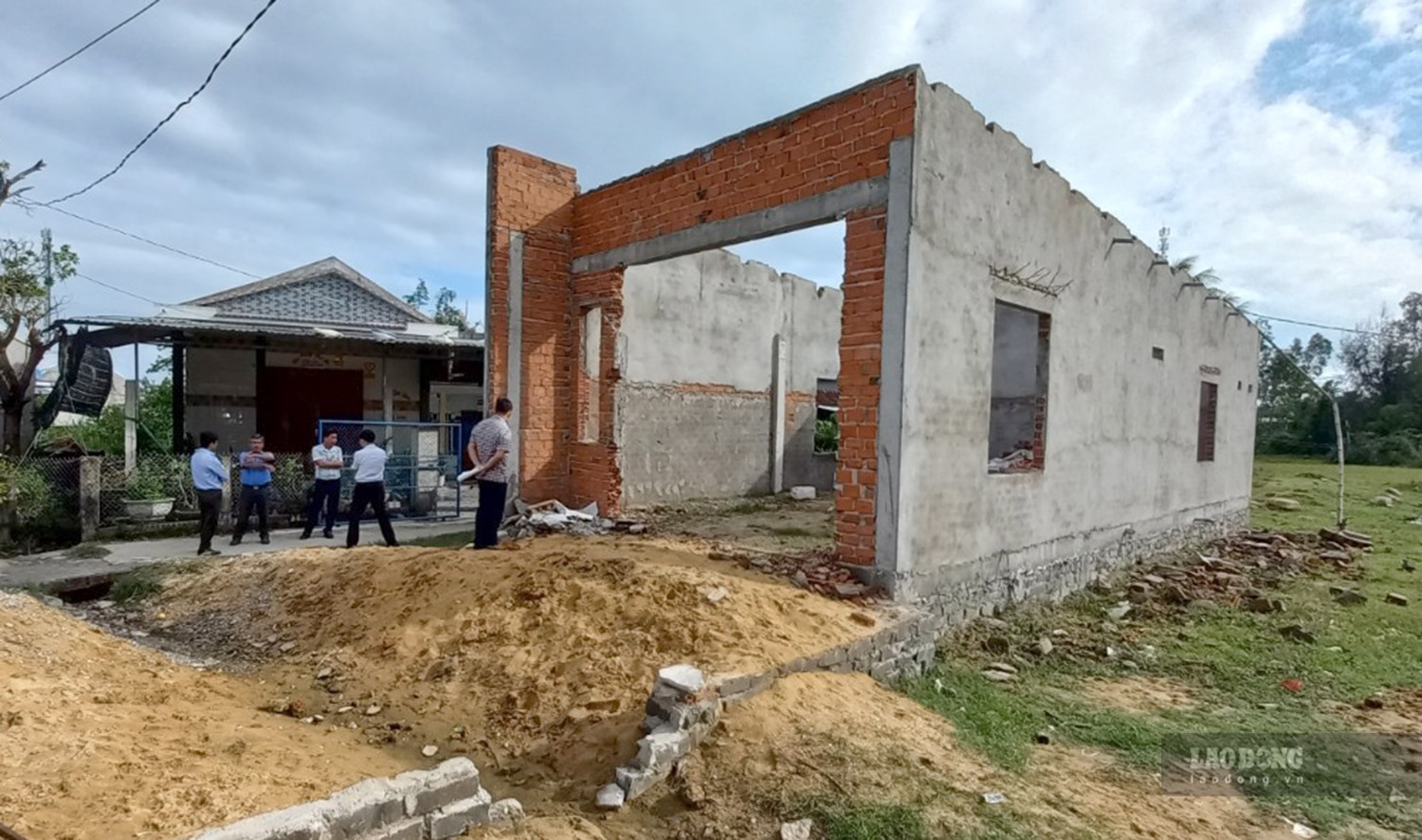 Qua công tác vận động của chính quyền, một trường hợp vi phạm xây dựng trái phép ở xã Bình Thuận, huyện Bình Sơn đã tự giác tháo dỡ công trình vi phạm. Ảnh: Ngọc Viên
