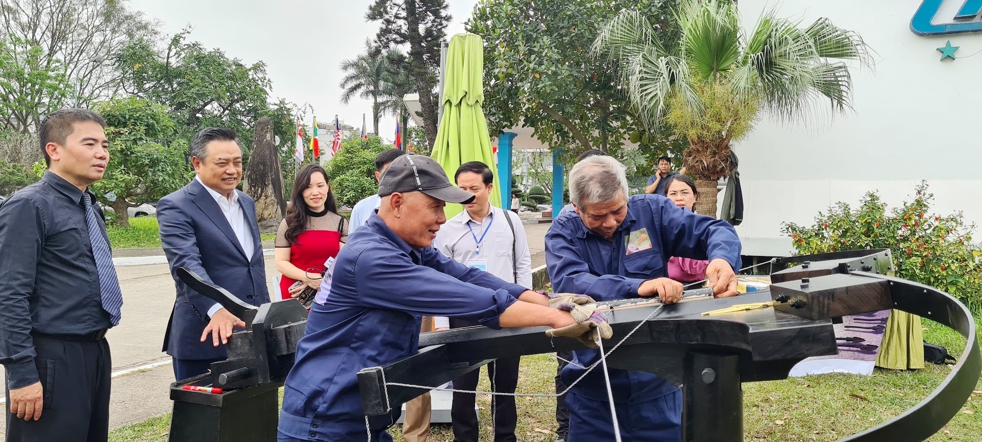 Chủ tịch UBND TP Hà Nội tham quan nỏ  cây nỏ được sáng chế hoạt động giống “nỏ thần An Dương Vương“. Ảnh: Vũ Long