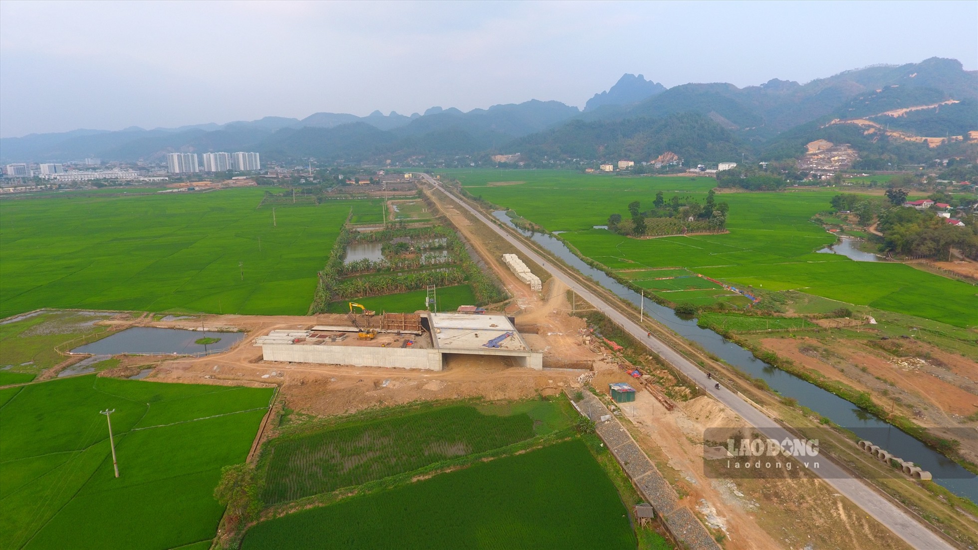 Dự án Đường nối từ đường Trần Hưng Đạo đến phường Dân Chủ kết nối với Quốc lộ 6 với tổng mức đầu tư: 600 tỉ đồng được khởi công tháng 3 năm 2022.