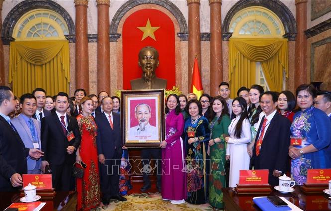 Phó Chủ tịch nước Võ Thị Ánh Xuân trao tặng bức ảnh chân dung Chủ tịch Hồ Chí Minh cho Hiệp hội Doanh nghiệp nhỏ và vừa Việt Nam. Ảnh: Văn Điệp/TTXVN