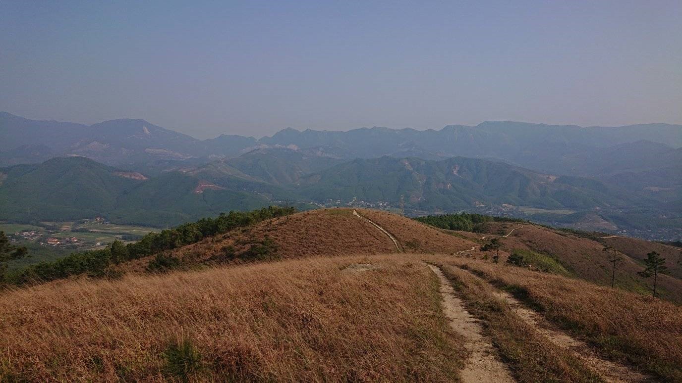 Dãy núi Bình Hương (phường Vàng Danh) cách trung tâm TP Uông Bí 10km, TP Hạ Long 50km, cách Hà Nội 135km. Dãy núi có độ cao 467m, kéo dài 3km.