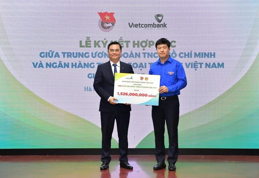 Ông Nguyễn Thanh Tùng - Tổng giám đốc Vietcombank (bên trái) trao tặng 1.000 suất học bổng “Dũng sỹ nghìn việc tốt” cho đại diện Trung ương Đoàn TNCS Hồ Chí Minh. Ảnh: VCB