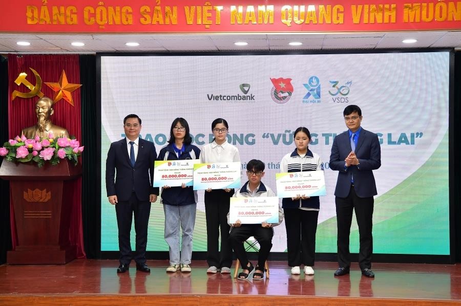Đại diện Trung ương Đoàn và Vietcombank trao học bổng cho các học sinh, sinh viên có hoàn cảnh khó khăn. Ảnh: VCB