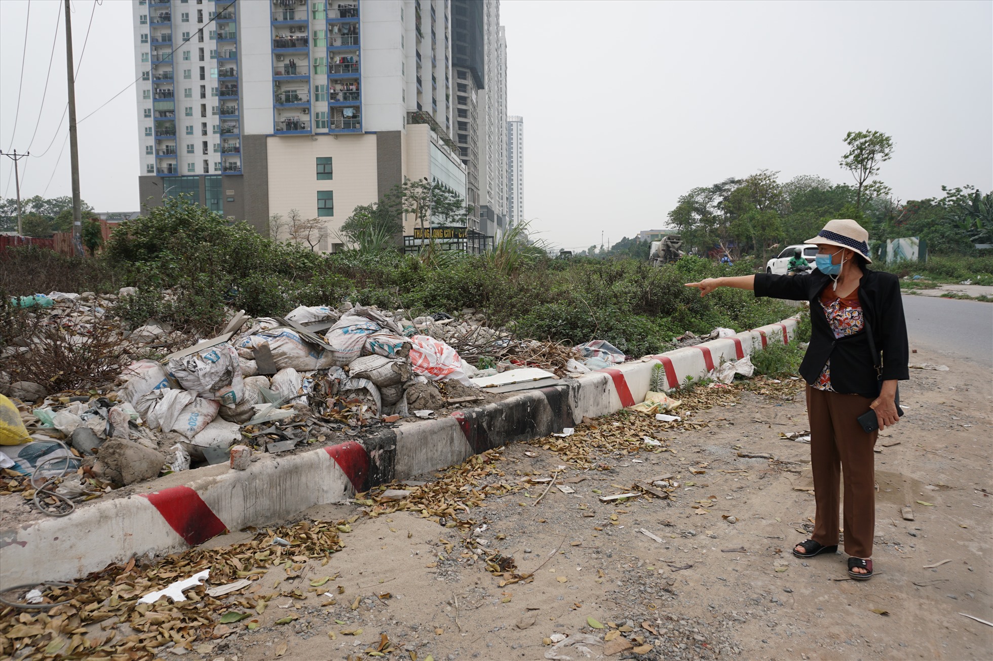 Bà Nguyễn Thị Việt ( Đại Mỗ, Nam Từ Liêm) cho biết: ” rác thải xây dựng thường được vứt vào ban đêm, gây ảnh hưởng tới cuộc sống của cư dân sống ở khu đô thị mới Đại Mỗ“.