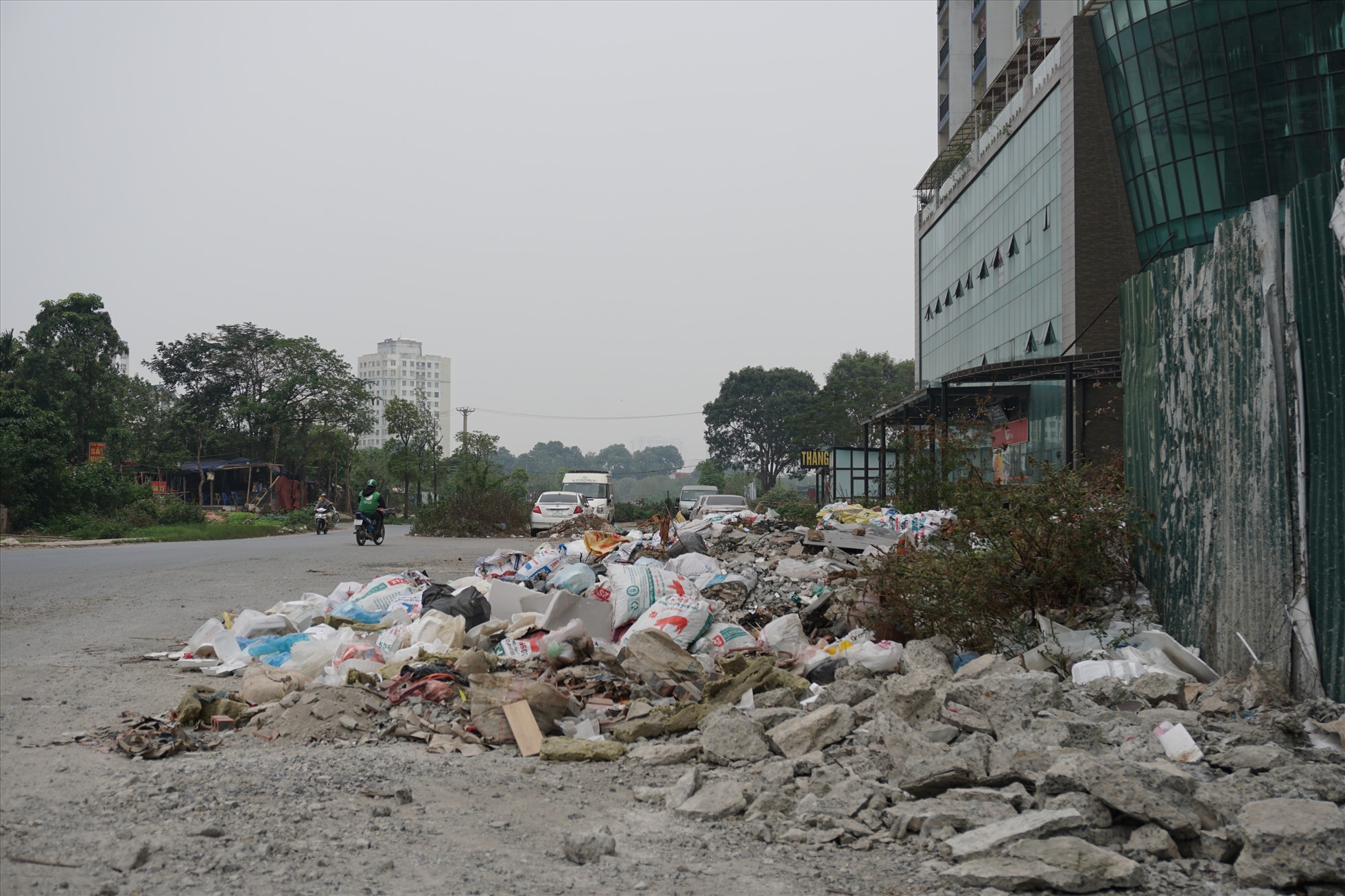 Theo ghi nhận, tại đại bàn phường Đại Mỗ (Nam Từ Liêm, Hà Nội) xuất hiện hàng loạt các bãi rác thải lớn bốc mùi hôi thối ngay cạnh các khu chung cư đông đúc.