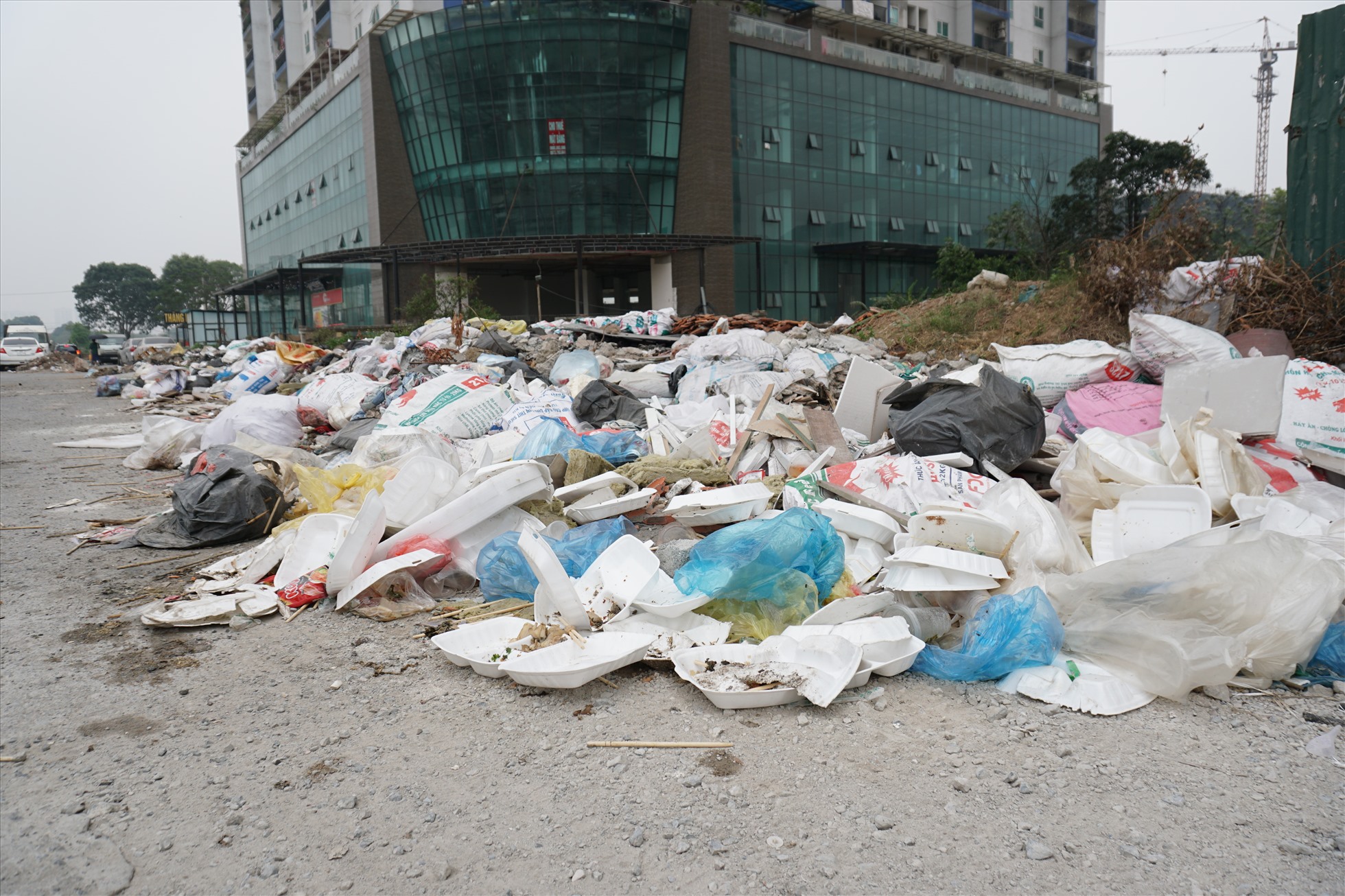 Ngay dưới chân tòa Chung cư Thăng Long City (Đại Mỗ, Nam Từ Liêm) xuất hiện bãi rác lớn bốc mùi hôi thối nằm ngay trên đường.